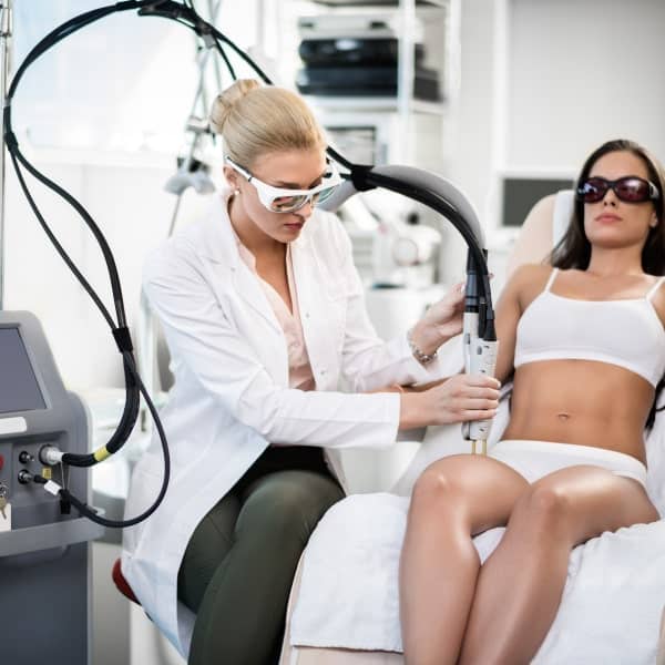 Doctora realizando depilación láser en EasyCare Tampa