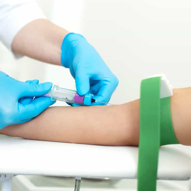 Enfermera extrayendo sangre para el servicio de pruebas de laboratorio