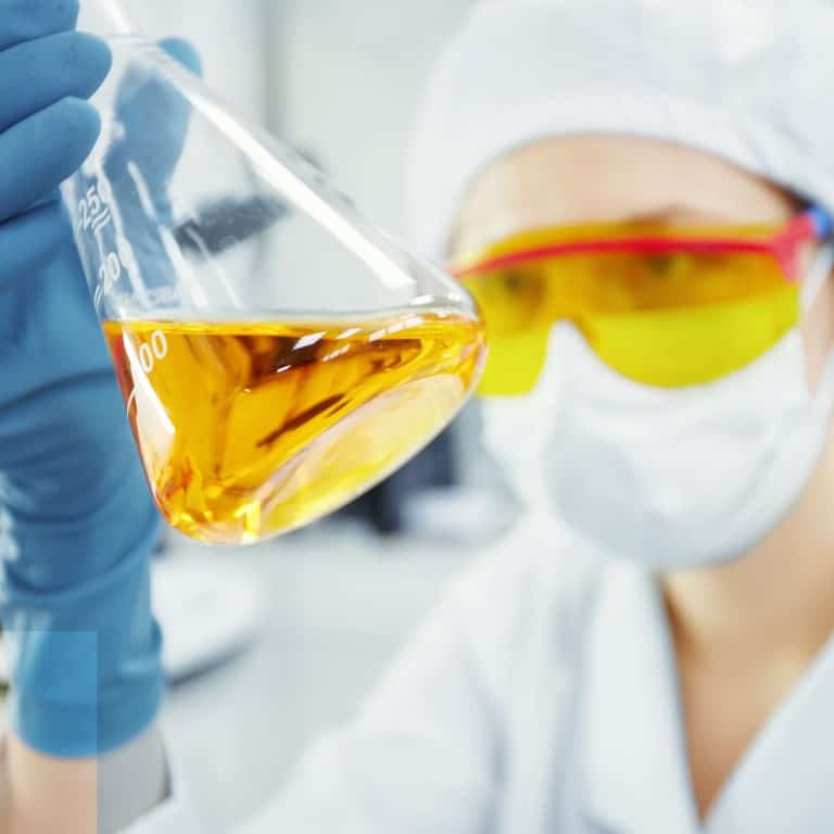 Técnico de laboratorio analizando la muestra de prueba de laboratorio